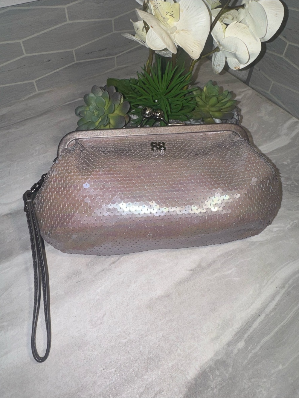 Like NEW Coach KISS LOCK Sequined Metallic Light Tones Wristlet Clutch FitsPhone